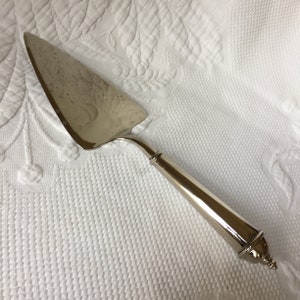 Vintage Towle Silver Plate Pie and Cake, serwer deserowy. Ciężki, błyszczący, trójkątny serwer z uchwytem w kształcie pióra księżniczki.