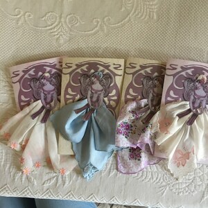 Vintage Zakdoek Wenskaart. Kies Uw Kaart. Lady Angel Met Zakdoek Rok en Haar ornament.