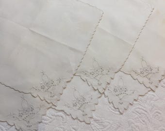 Vintage Set of 6 Flower Basket Embroidered Linen Napkins with Scalloped Edges. Eyelet Flower Basket and French Knots.