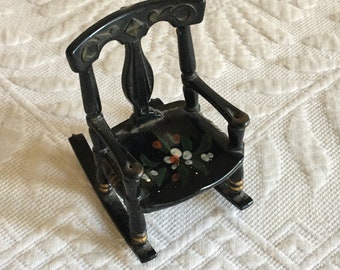 Vintage Renwal Miniatyr Gungstol. Nr 65 Plast Svart Gungstol med Präglade Mönster och Målade Blommor på Trä. Dockhusmöbler.
