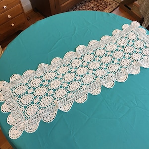 Vintage Lace Table Runner in Cotton Crochet. Scalloped Edges With Border Then Round Crochet Sunbursts. Beautiful White. Choose Size.