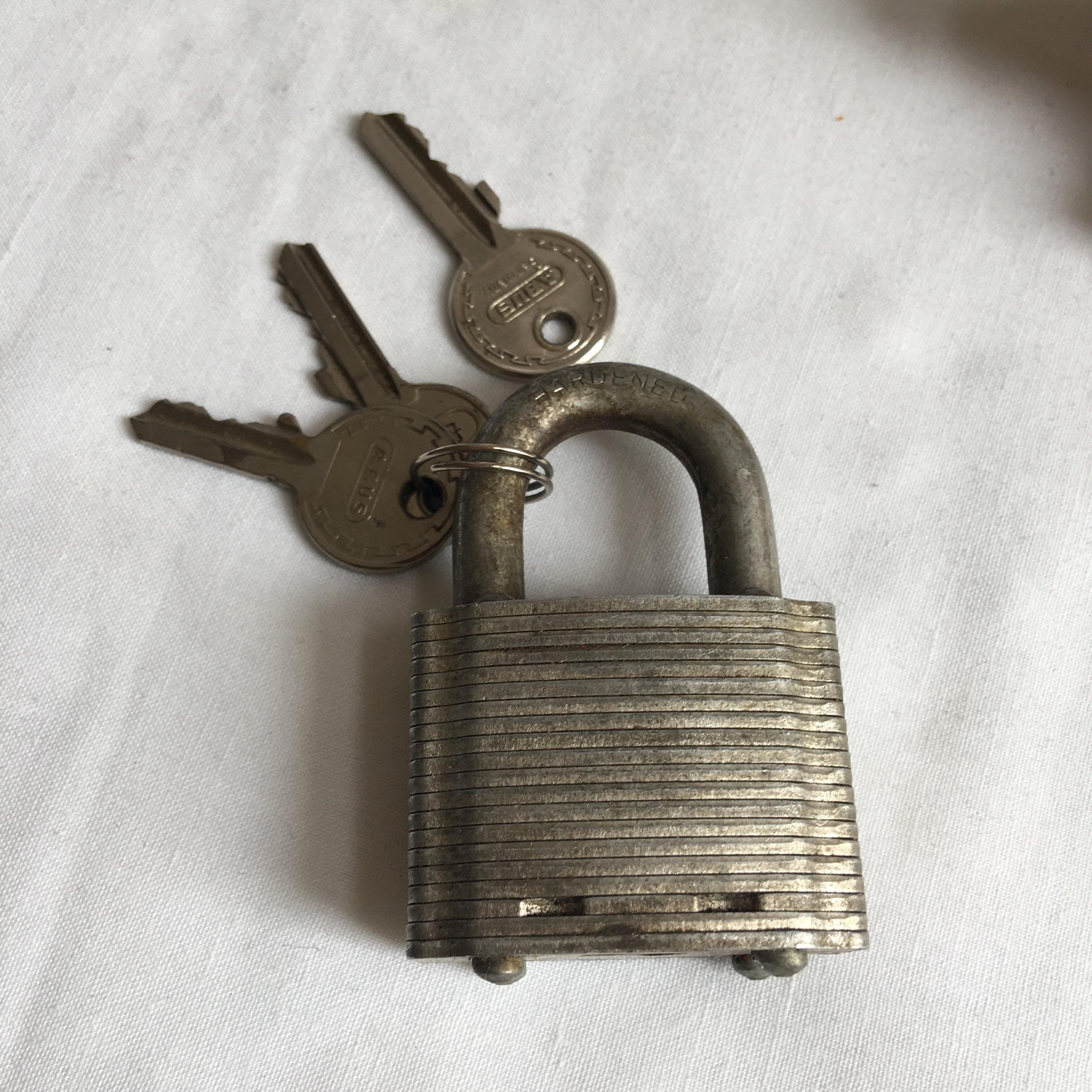 ドイツ製のビンテージ Abus ロック。鍵 3 個とロック付き ドイツ製のビンテージ Abus ロック。鍵 3 個とロック付き