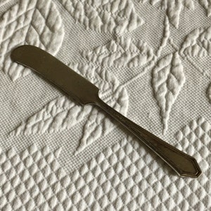 Antique Silver Plate Butter Knife Gee-Esco Butter Knife. Urn Type Design on Handle.