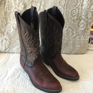 Botas vaqueras bordadas color marrón Laredo 5752. Talla 6 1/2 M. Costuras flameadas color canela en la parte superior. Botas vaqueras de cuero. Altura: 31 cm.