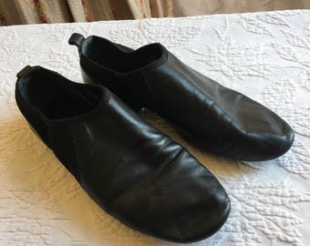 Chaussures de danse vintage en cuir noir taille 9 à semelle fendue. Chaussures de danse pour femmes. Devant et dos en cuir avec côtés extensibles ou choisissez le style à nouer.