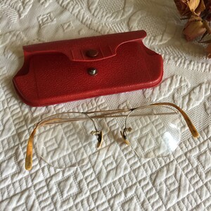 Vintage Celluloid Top Rim Verres six côtés en rouge Textured Vinyl Glasses Holder. Oreillettes décoratives.