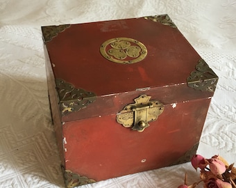 Vintage humidor i träfodrad metalllåda med mässingsetsad spärr, öppna hörn och design i mitten. Härlig doft i lådans träfoder.