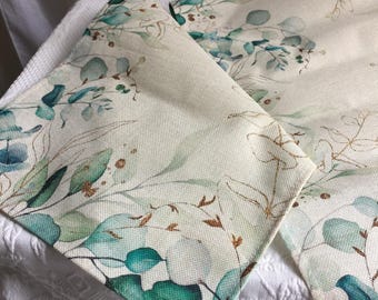 Tischläufer aus Polyester mit Blumenmuster und Bordüre in Türkis- und Goldtönen. 33 x 182 cm.