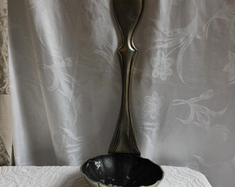 Vintage muurlepel gietijzer geschilderd zilver om eruit te zien als verzilverd. Wanddecoratie keuken of eetkamer. Voor display- en houderhanddoeken.