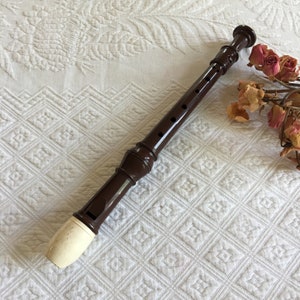Suzuki SRE 505 Soprano Recorder. Brown and White Hard Plastic Recorder in Its Own Cotton Pouch.