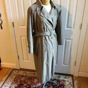 Vintage London Fog Limited Edition Tan Raincoat. Size 20W Reg. Long Belt, Back Kick Opening. Zip Out Lining. Machine Washable.