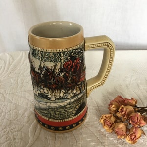 Jahrgang 1988 Budweiser Anheisser-Busch Sammlerserie. Steinzeug Stein Becher. Handgefertigte Sammlerbecher von Budweiser.