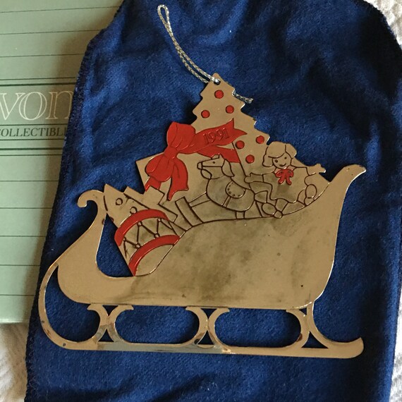 Vintage 1991 Versilberter Teller Schlittenfahrt Ornament. Ein Schlitten gefüllt mit Geschenken, Spielzeug, Geschenken und einem Baum. Rote Farbe hinzugefügt