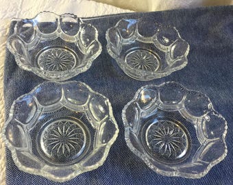 Vintage Heisey Schälchen für Desserts, Obst oder Beeren. Vier kleine, dekorative Glasschalen. Doppelt gewellter Rand und sonnenförmiges Bodenmuster.
