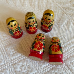 Vintage 5 Wood Matryoshka Painted Dolls. They Do Not Open But Can Be Used for Display. 5 Charming Little Wooden Painted Dolls.