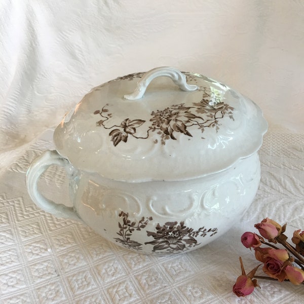 Olla de cámara antigua. Empire Lily Pattern de Trenton N.J. Chamber Pot. Ironstone China en marrón sobre blanco.