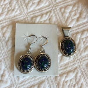 Lapis-lazuli ou pierre d&#39;Eilat vintage en argent sterling d&#39;Israël. Ensemble de boucles d&#39;oreilles et pendentif assorti pour collier.