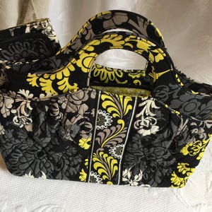 Vintage Vera Bradley Top Vorne und Hinten Eingebaute Griffe. Schwarz, Gelb, Grau und Weiß wirbelnde Designs. Passende Clutch/Brieftasche.