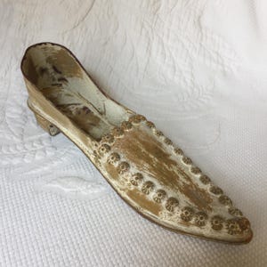Zabytkowa metalowa kieszeń na buty z wieszakiem ściennym z tyłu. Wykończenie w stylu shabby chic na metalowej kieszeni w kształcie buta. Urocza.