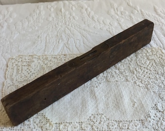 Niveau en bois antique. Niveau de charpentier en bois et laiton avec tube en verre pour bulle de liquide transparent pour nivellement horizontal.