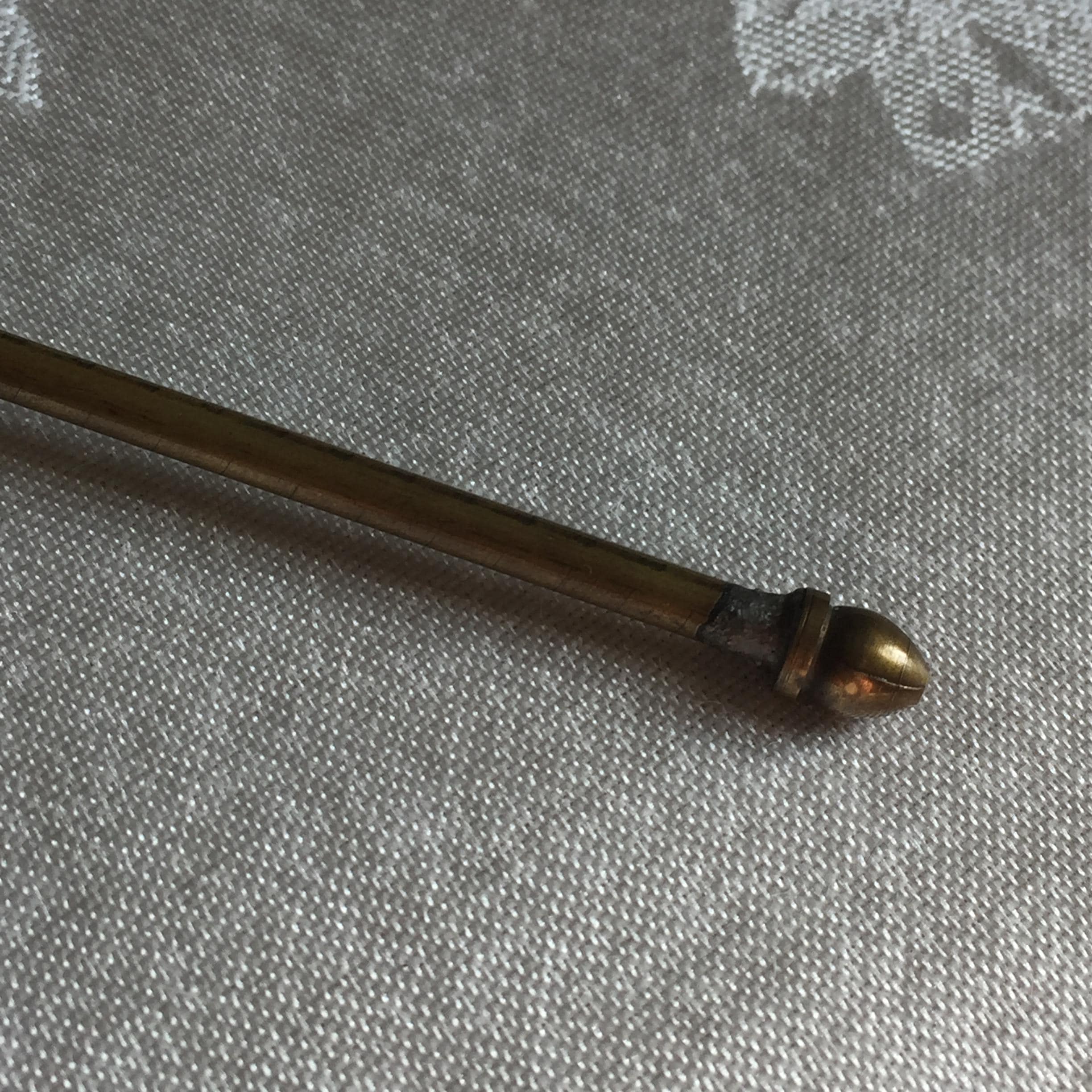 Vintage Kerzenlöscher aus Messing mit runder Hut-Optik. Gedrehtes Design am Stiel mit Endkappe