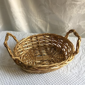 Cesta vintage de metal dorado con asas verticales en los extremos. Mimbre resistente y pesado. Ideal para coleccionar cartas o tarjetas.