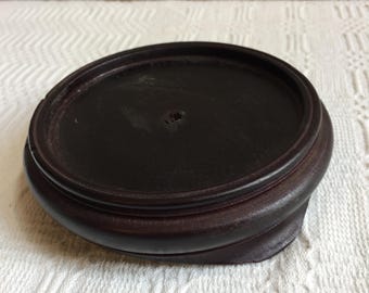 Vintage rund träljus- eller figurfot. Tre mjukt böjda fötter på vacker böjd bas eller stativ.