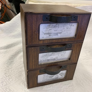 Vintage Three Drawer Craft Storage Hard Cardboard Unit z okienkami pod metalowymi uchwytami. Idealne na ubrania dla lalek lub artykuły rzemieślnicze.