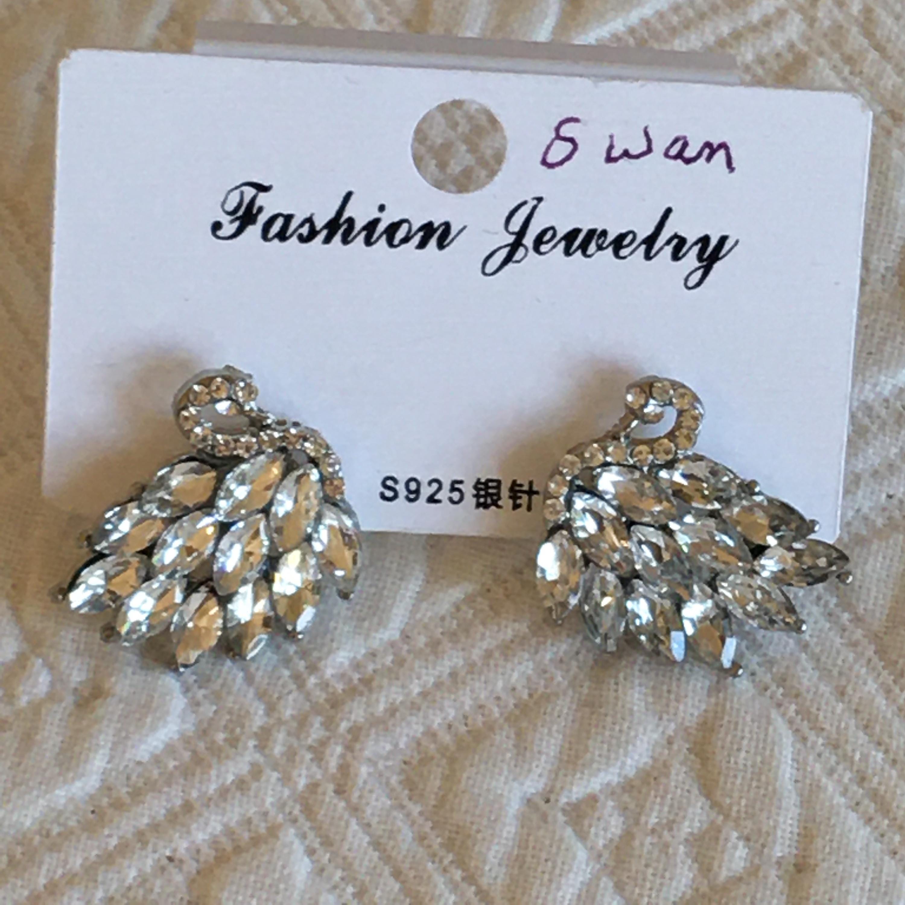 ハンドメイドピアス1373 ヴィンテージの白鳥ピアス。楕円形の 