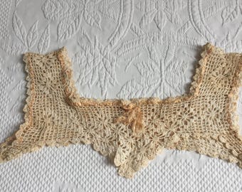Viktorianisches Vintage-Nachthemd-Oberteil aus cremefarbener Häkelspitze. Handgefertigtes, wunderschönes cremefarbenes Spitzenoberteil mit Trägern und Oberteil für ein Nachthemd.
