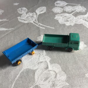 1980 年代のビンテージ マッチボックス シリーズ 1 メルセデス トラック、ワゴン バック、干し草トレーラー No. 40 用牽引ヒッチ付き。英国 Lesney 社製。