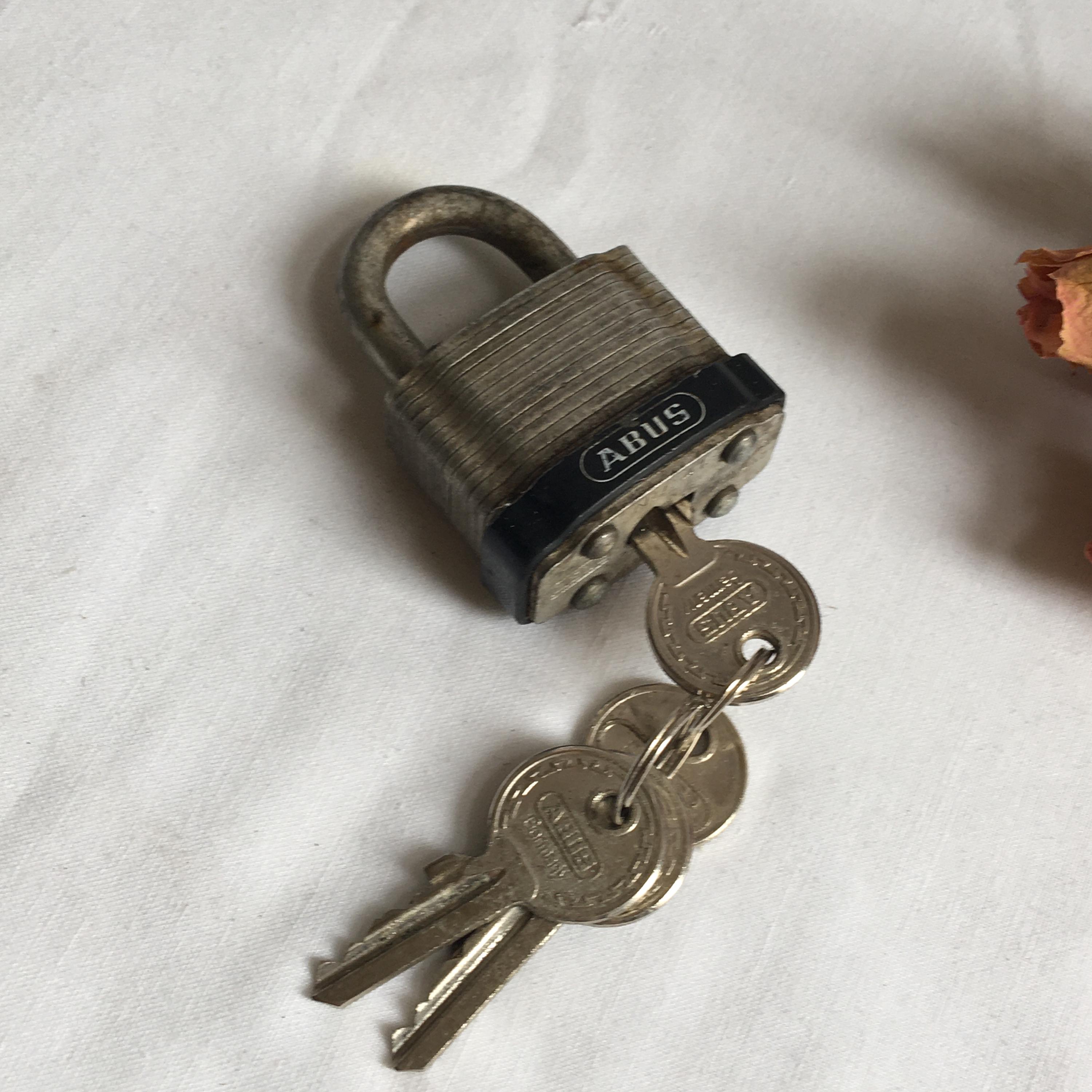 ドイツ製のビンテージ Abus ロック。鍵 3 個とロック付き ドイツ製のビンテージ Abus ロック。鍵 3 個とロック付き