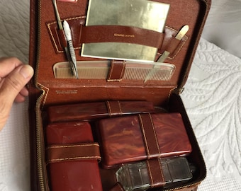 Zestaw do pielęgnacji Vintage Travel. Art Deco Leather Sovereign Travel Kit dla mężczyzn. Lustro, grzebień, szczotka, szczoteczka do zębów, szklana butelka, celuloid Cont.