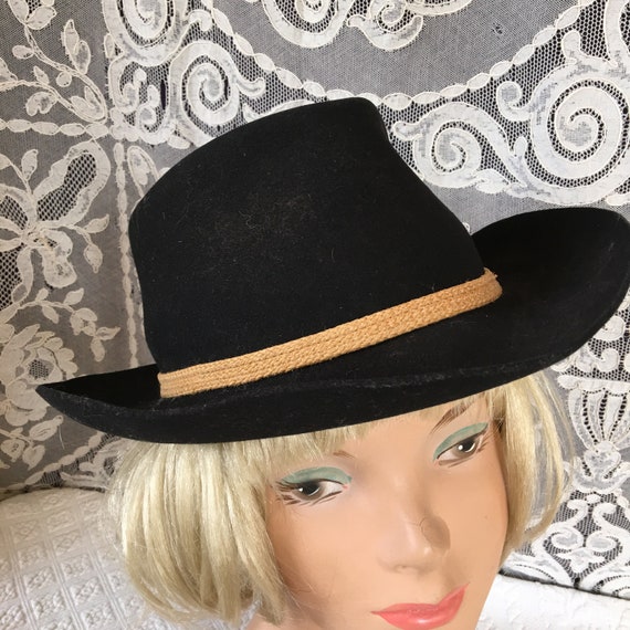 Vintage Dynafelt Outback Hat. The Water Repellent Fur Blend Royalfelt Hat. Satin and Leather Lined. Rope Woven Ht Band Black Fur Blend Hat.