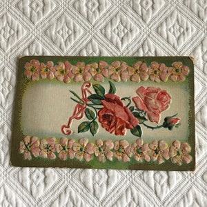 Postal victoriana, eduardiana de 1910 con Ben Franklin, sello de un centavo. Rosas en relieve y bordes de flores. Postal Floral Serie No. 3.