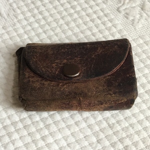 Antike Leder Kleine Tasche. Handgefertigte, vier geschnittene kleine Geldbörse aus Leder. Snap auf Front. Bezaubernde kleine alte Ledertasche.