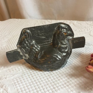 Vintage Sitting Hen Mold with Flat Bottom. Great for Display. Heavy Tin Charming Kitchen Decoration.