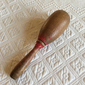 Ein altes Stopfei mit Griff. Lackiert wurde rot. Meist abgenutzt und schöne Farbe Holz. Ideal für den Gebrauch oder das Nähdisplay von Vintage-Utensilien.
