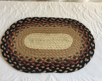 Vintage geflochtene Matte aus 100 Prozent Baumwolle. Einseitig schablonierte Kiefernzweige und Zapfen. Ideal für Country oder Cottage Dekorieren.