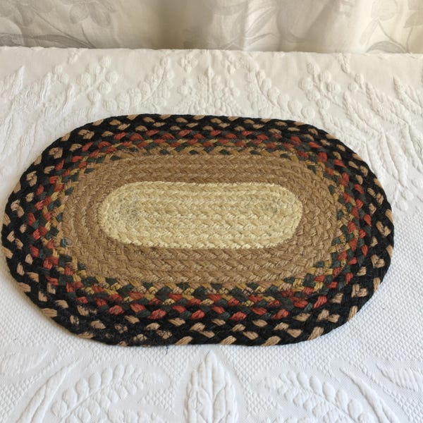 Vintage geflochtene Matte aus 100 Prozent Baumwolle. Einseitig schablonierte Kiefernzweige und Zapfen. Ideal für Country oder Cottage Dekorieren.