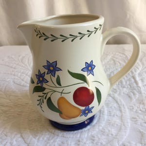 Vintage Claire Burke Milchkrug mit Obst- und Blumenmalerei. Kleine Blattranken am oberen Rand. Schön für den Frühstückstisch.