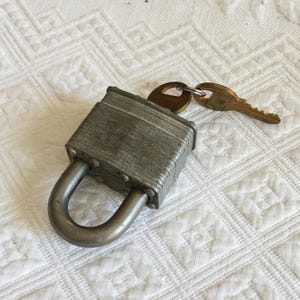 Vintage Master Lock en Key. Slot Met Twee Gouden Sleutels. Geweldig voor binnen of buiten.