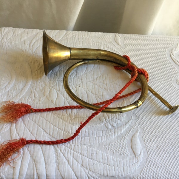 Vintage Messing Waldhorn. Ideal für Display oder Weihnachtsdekoration. Orange Vintage Seil und Quasten. Groß für einen Weihnachtskranz.