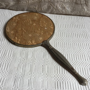 Grand miroir à main rond vintage avec dossier en tapisserie des années 1950. Utilisez-le sur la commode ou dans la salle de bain.
