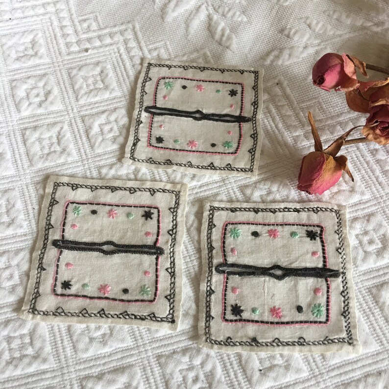 Sottobicchiere vintage con 6 calici in lino piccoli. Tre con ricamo nero e rosa con bordo e tre con gallo e spruzzatore a barra o fiore. immagine 1