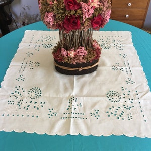 Vintage Linen Square Eyelet Table Topper. Scalloped Edge Topper with Leaves and Flowers in Eyelets. Great for Side Table or Centerpiece.