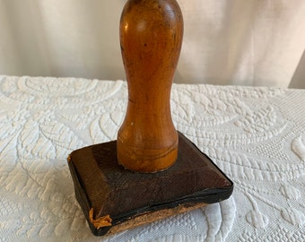 Antike Tintenlösche mit Holzgriff. Reste von Lederresten auf geformtem Holzstempel. Wunderschöner Antiker Schreibtisch Aufsteller. Als Briefbeschwerer.