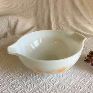 Vintage  2 1/2 Qt. Pyrex Bowl with Golden Yellow Quilt Star Designs. Ovenware Bowl.