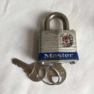 Vintage Master-hangslot #3, Master Lock Co., Milwaukee, Wisconsin. Met twee sleutels. Op het label staat 'Tough Under Fire'. Werkt goed.