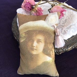Handgefertigte Kissen Beutel. Dieses Angebot ist für ein Lavendelsäckchen mit romantischen Bild auf Stoff übertragen. Beutel mit Quaste und Blume.